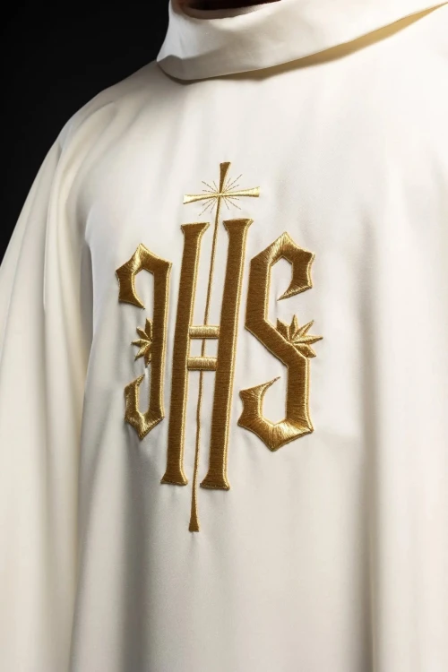 Ornat ecru z haftem IHS – wariant III – detal symbolu