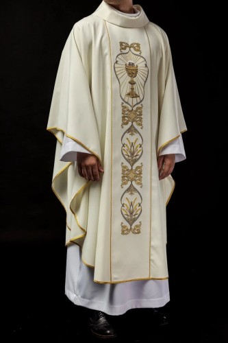 Ornat ecru z haftem IHS – wariant IV