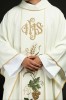 Ornat ecru z haftem IHS, kłosów i winogron