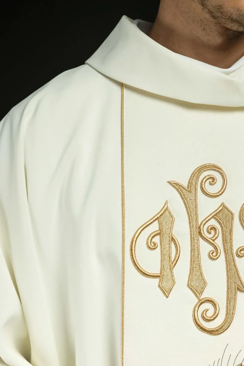 Ornat ecru z haftem IHS, kłosów i winogron – detal symbolu