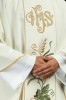 Ornat ecru z haftem IHS, kłosów i winogron – wykończenie kołnierza