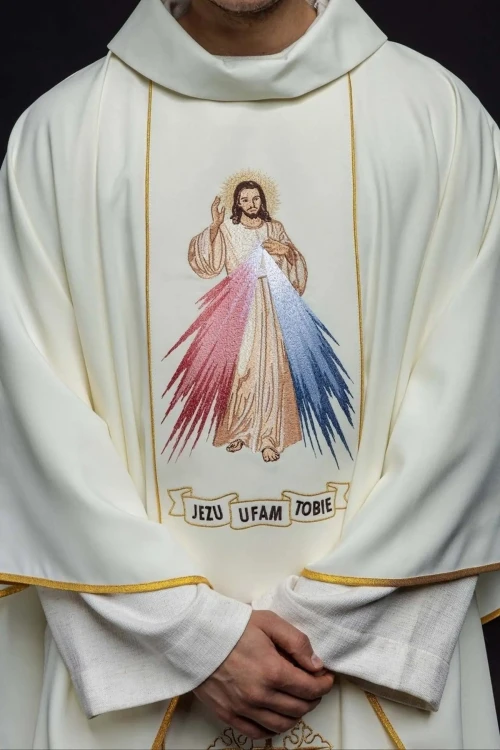 Ornat ecru z haftem Jezusa Miłosiernego i IHS - wersja angielska