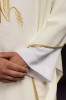 Ornat ecru z haftem krzyża – detal symbolu