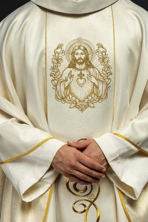 Ornat ecru z haftem Najświętszego Serca Jezusa