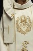 Ornat ecru z haftem Najświętszego Serca Jezusa – detal symbolu