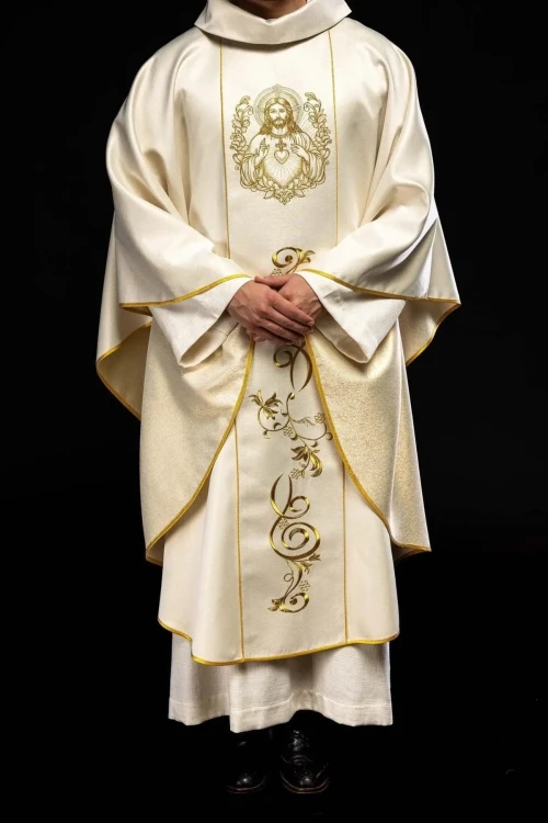 Ornat ecru z haftem Najświętszego Serca Jezusa – widok tyłu