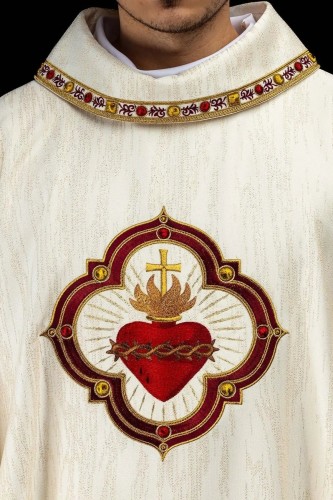 Ornat ecru z haftem Najświętszego Serca Jezusa i kielicha eucharystycznego