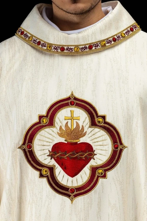 Ornat ecru z haftem Najświętszego Serca Jezusa i kielicha eucharystycznego