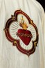 Ornat ecru z haftem Najświętszego Serca Jezusa i kielicha eucharystycznego – zbliżenie haftu