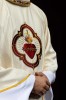 Ornat ecru z haftem Najświętszego Serca Jezusa i kielicha eucharystycznego – detal symbolu