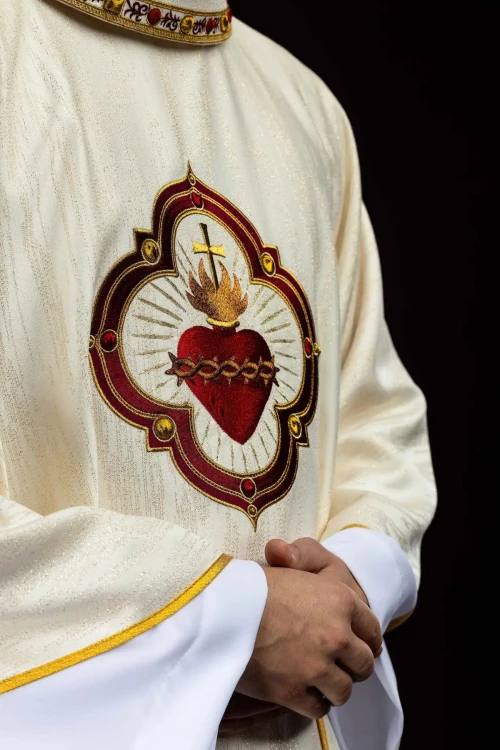 Ornat ecru z haftem Najświętszego Serca Jezusa i kielicha eucharystycznego – detal symbolu