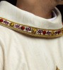 Ornat ecru z haftem Najświętszego Serca Jezusa i kielicha eucharystycznego – wykończenie kołnierza