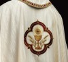 Ornat ecru z haftem Najświętszego Serca Jezusa i kielicha eucharystycznego – widok tyłu