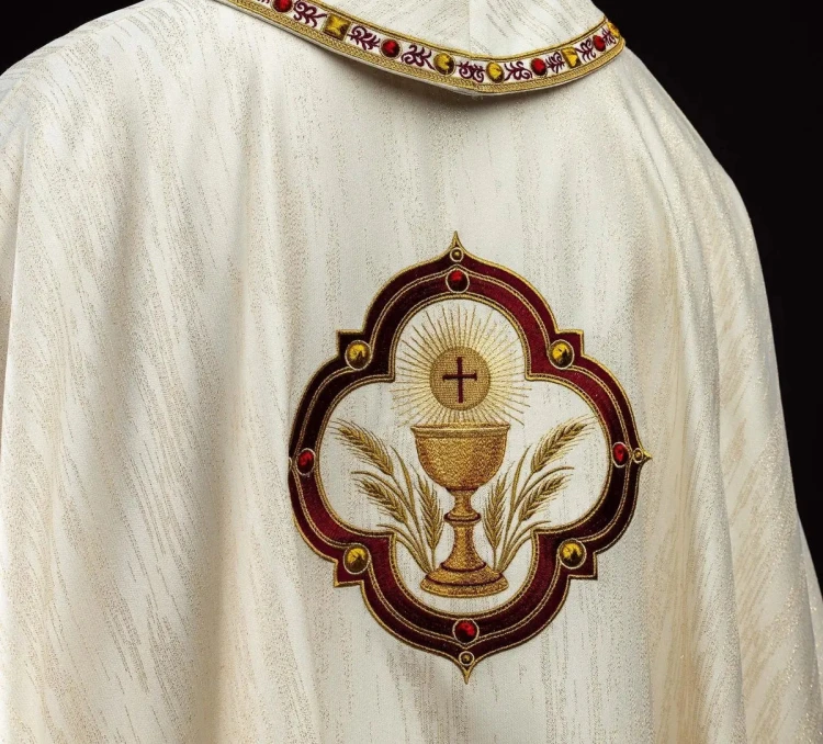 Ornat ecru z haftem Najświętszego Serca Jezusa i kielicha eucharystycznego – widok tyłu