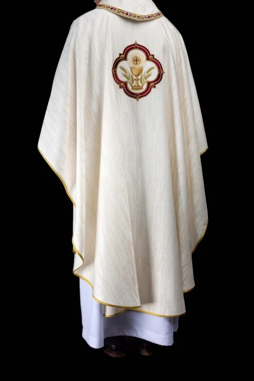 Ornat ecru z haftem Najświętszego Serca Jezusa i kielicha eucharystycznego – układ na sylwetce