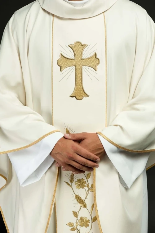 Ornat ecru z haftowanym krzyżem i kłosami
