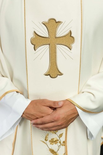 Ornat ecru z haftowanym krzyżem i kłosami – zbliżenie haftu