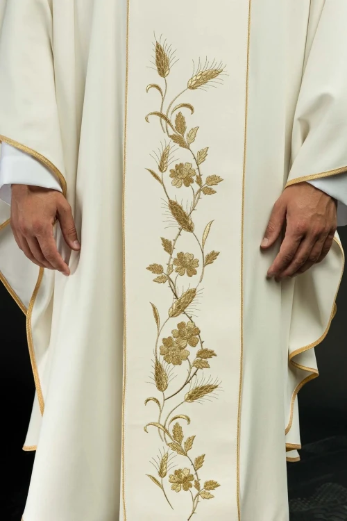Ornat ecru z haftowanym krzyżem i kłosami – detal symbolu