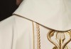 Ornat ecru z haftowanym krzyżem i pasem ozdobnym – wykończenie kołnierza