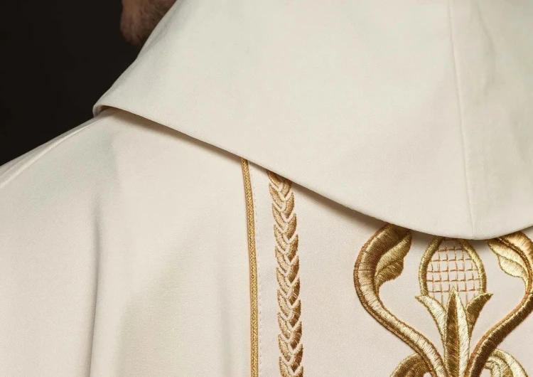 Ornat ecru z haftowanym krzyżem i pasem ozdobnym – wykończenie kołnierza