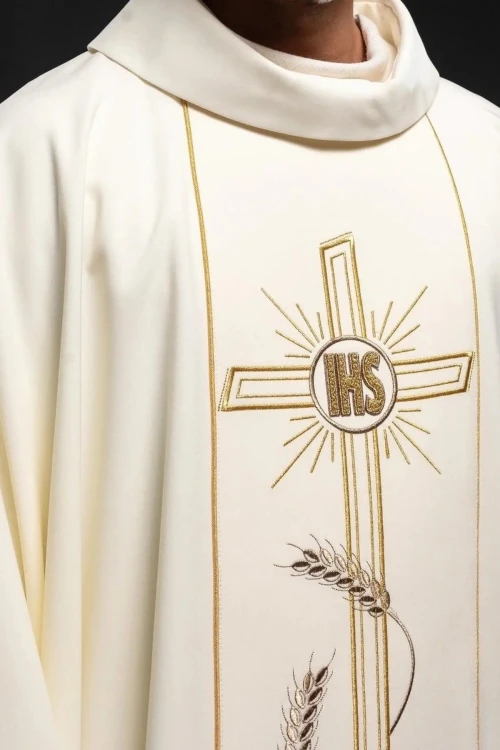 Ornat ecru z haftowanym krzyżem i symbolem IHS – widok przodu