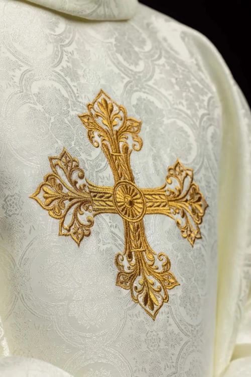 Ornat ecru z haftowanym krzyżem na tkaninie żakardowej – detal symbolu