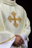 Ornat ecru z haftowanym krzyżem na tkaninie żakardowej – wykończenie kołnierza