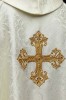 Ornat ecru z haftowanym krzyżem na tkaninie żakardowej – widok tyłu