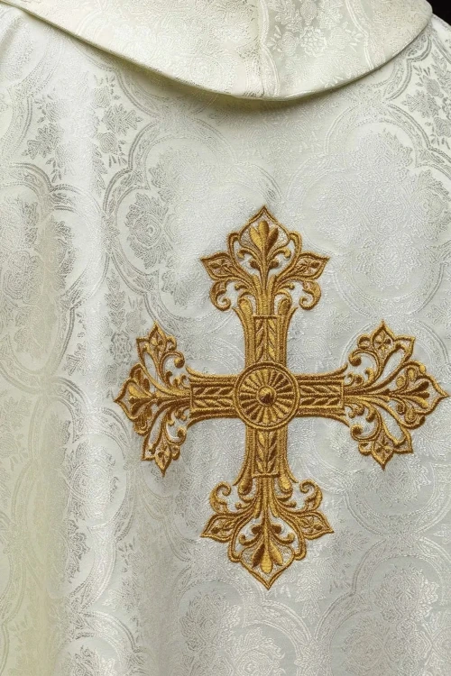 Ornat ecru z haftowanym krzyżem na tkaninie żakardowej – widok tyłu