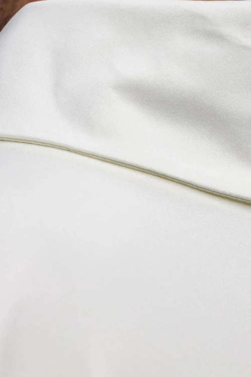 Ornat ecru z haftowanym krzyżem z dzianiny SACROLITE – wykończenie kołnierza