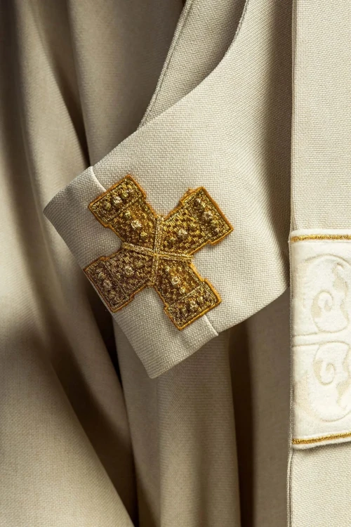 Ornat ecru z haftowanym pasem i kołnierzem zdobionym krzyżem – układ na sylwetce