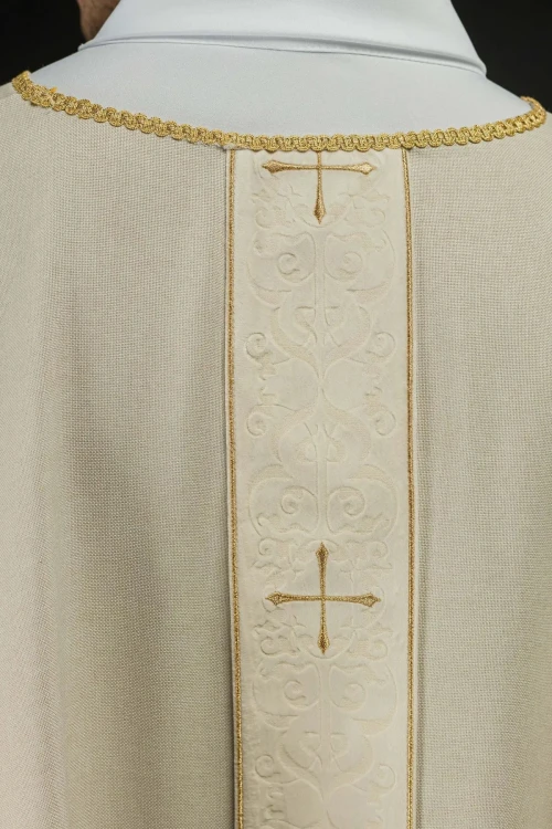 Ornat ecru z haftowanym pasem i motywem krzyża – widok przodu