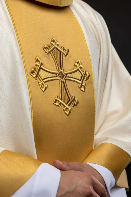 Ornat ecru z haftowanym pasem krzyża – detal symbolu