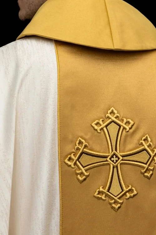 Ornat ecru z haftowanym pasem krzyża – wykończenie kołnierza