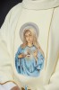 Ornat ecru z haftowanym wizerunkiem Serca Maryi – zbliżenie haftu