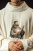 Ornat ecru z haftowanym wizerunkiem świętego Franciszka – pełny widok