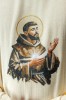Ornat ecru z haftowanym wizerunkiem świętego Franciszka – zbliżenie haftu