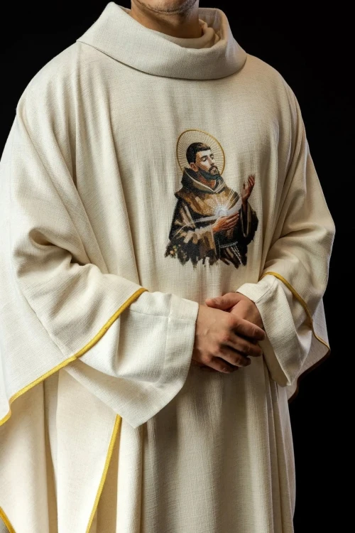 Ornat ecru z haftowanym wizerunkiem świętego Franciszka – detal symbolu