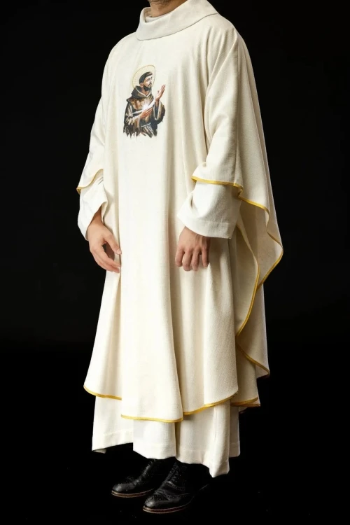 Ornat ecru z haftowanym wizerunkiem świętego Franciszka – detal tkaniny