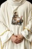 Ornat ecru z haftowanym wizerunkiem świętego Franciszka – układ na sylwetce