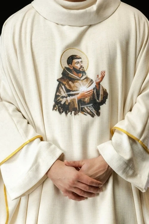 Ornat ecru z haftowanym wizerunkiem świętego Franciszka – układ na sylwetce