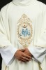 Ornat ecru z motywem maryjnym i złotym haftem