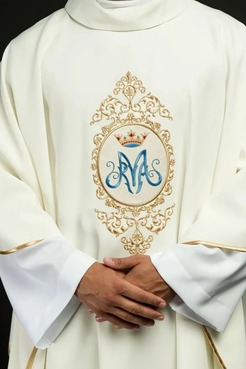Ornat ecru z motywem maryjnym i złotym haftem