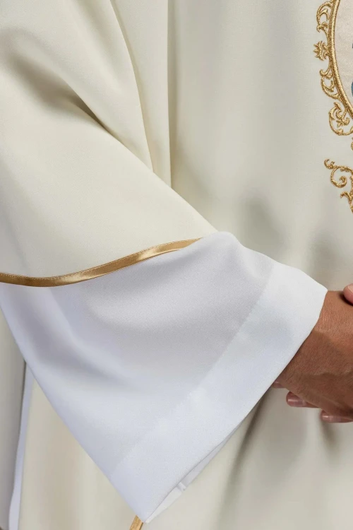 Ornat ecru z motywem maryjnym i złotym haftem – detal symbolu