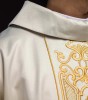 Ornat ecru z połyskującej tkaniny z bogatym złotym haftem na pasie – wykończenie kołnierza