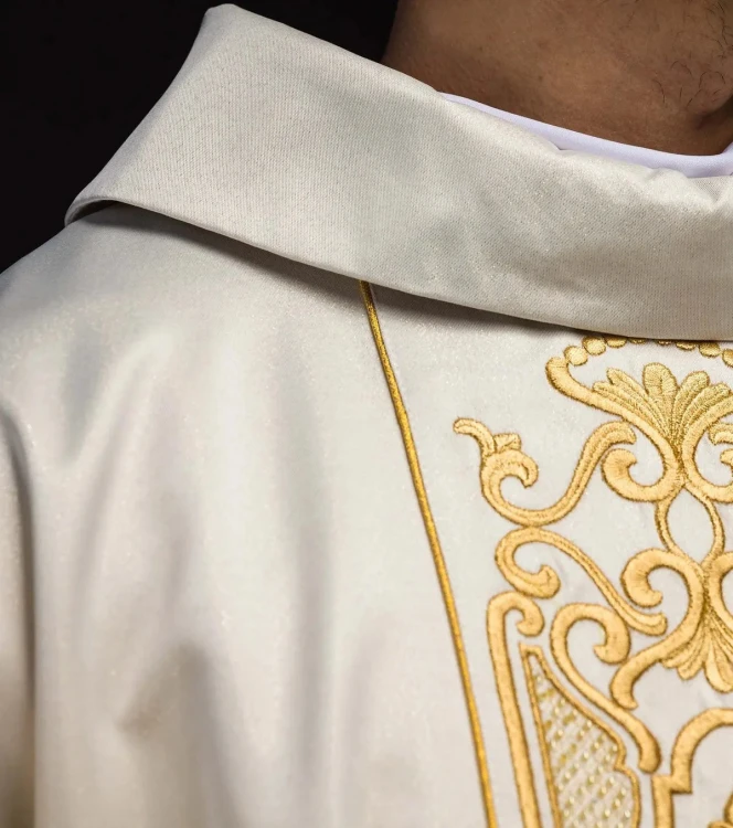 Ornat ecru z połyskującej tkaniny z bogatym złotym haftem na pasie – wykończenie kołnierza