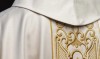 Ornat ecru z połyskującej tkaniny z bogatym złotym haftem na pasie – widok przodu