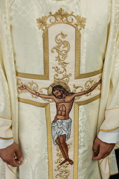 Ornat ecru z wizerunkiem Jezusa Chrystusa na krzyżu – detal symbolu