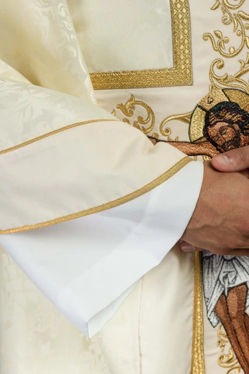 Ornat ecru z wizerunkiem Jezusa Chrystusa na krzyżu – wykończenie kołnierza