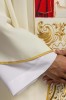 Ornat ecru z wizerunkiem papieża Jana Pawła II – wykończenie kołnierza